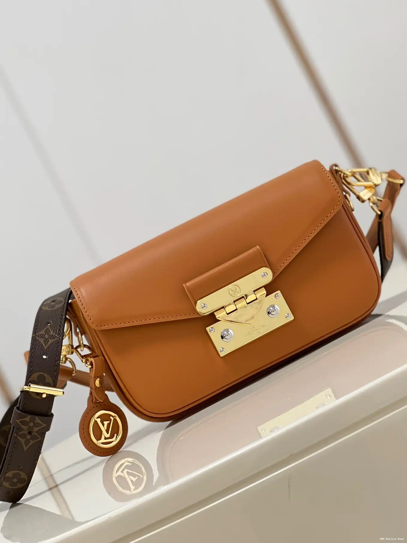 Aaa replica ru Vuitton Louis SWING 0623